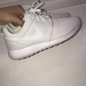 white roshes womens